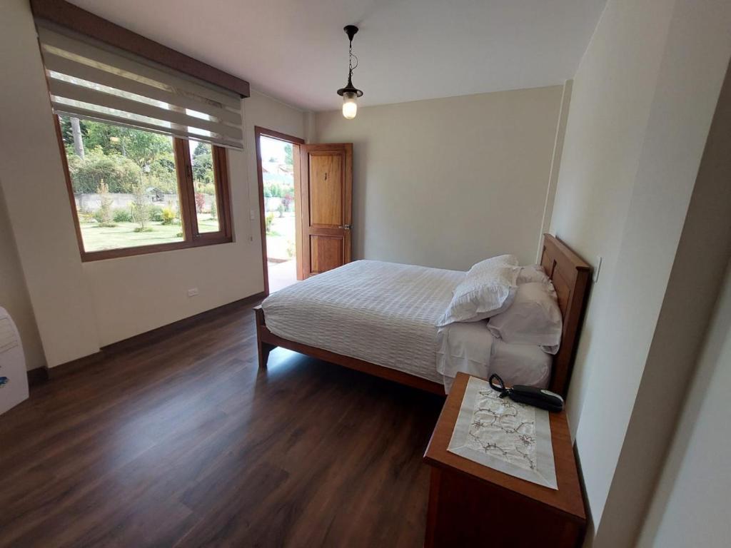Habitación con cama grande y vistas al jardín